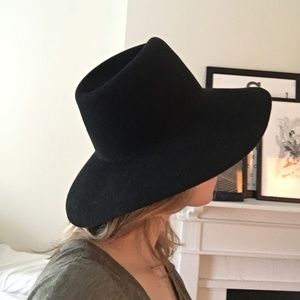 Clyde Wide Brim Pinch Hat in Black